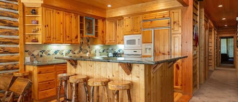 Condo, 3 Bedrooms | Private kitchen