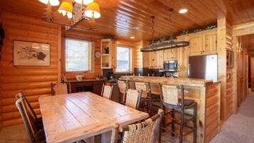 Condo, 2 phòng ngủ | Khu ăn uống