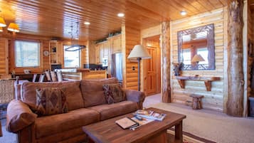 Condo, 2 Bedrooms | Ruang tamu | TV Pintar