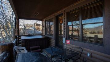 Condo, 2 Bedrooms | Tempat makan luar