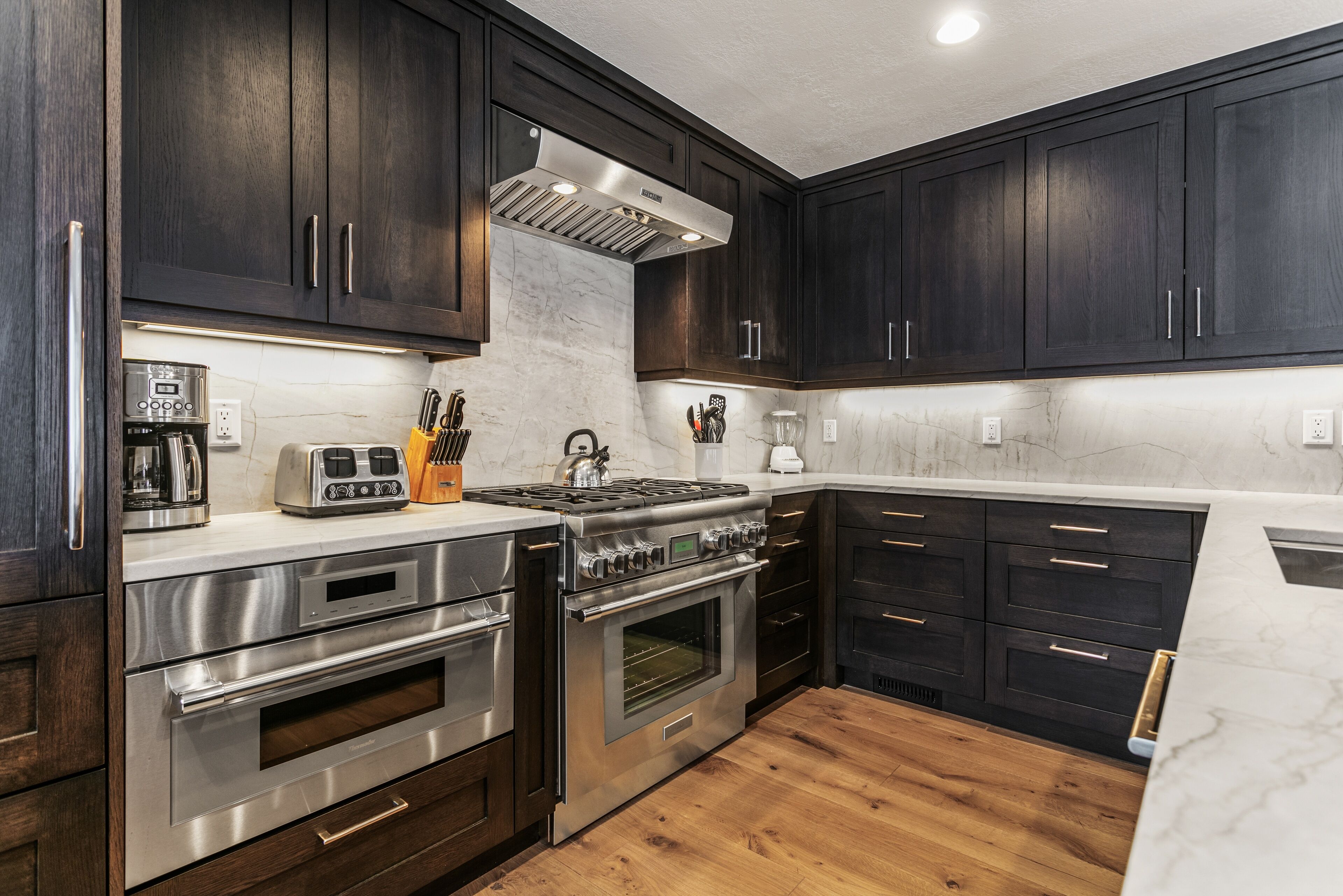 Apartment, 4 Schlafzimmer | Eigene Küche | Kühlschrank, Ofen, Wasserkocher mit Kaffee-/Teezubehör, Toaster