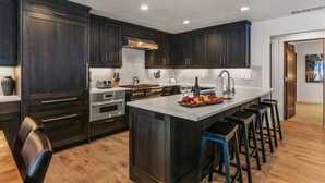 Kondominium, 4 kamar tidur | Dapur pribadi | Mesin pembuat kopi/teh, lemari es, oven, dan pemanggang roti