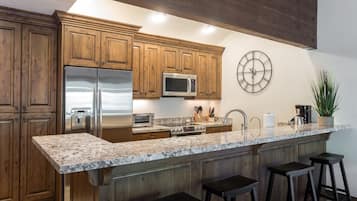 Condo, 2 phòng ngủ | Bếp riêng | Tủ lạnh, lò nướng, dụng cụ pha cà phê/trà, lò nướng bánh mì