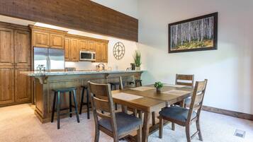 Condo, 2 Bedrooms | Dining