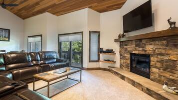 Condo, 2 phòng ngủ | Khu phòng khách | Smart TV