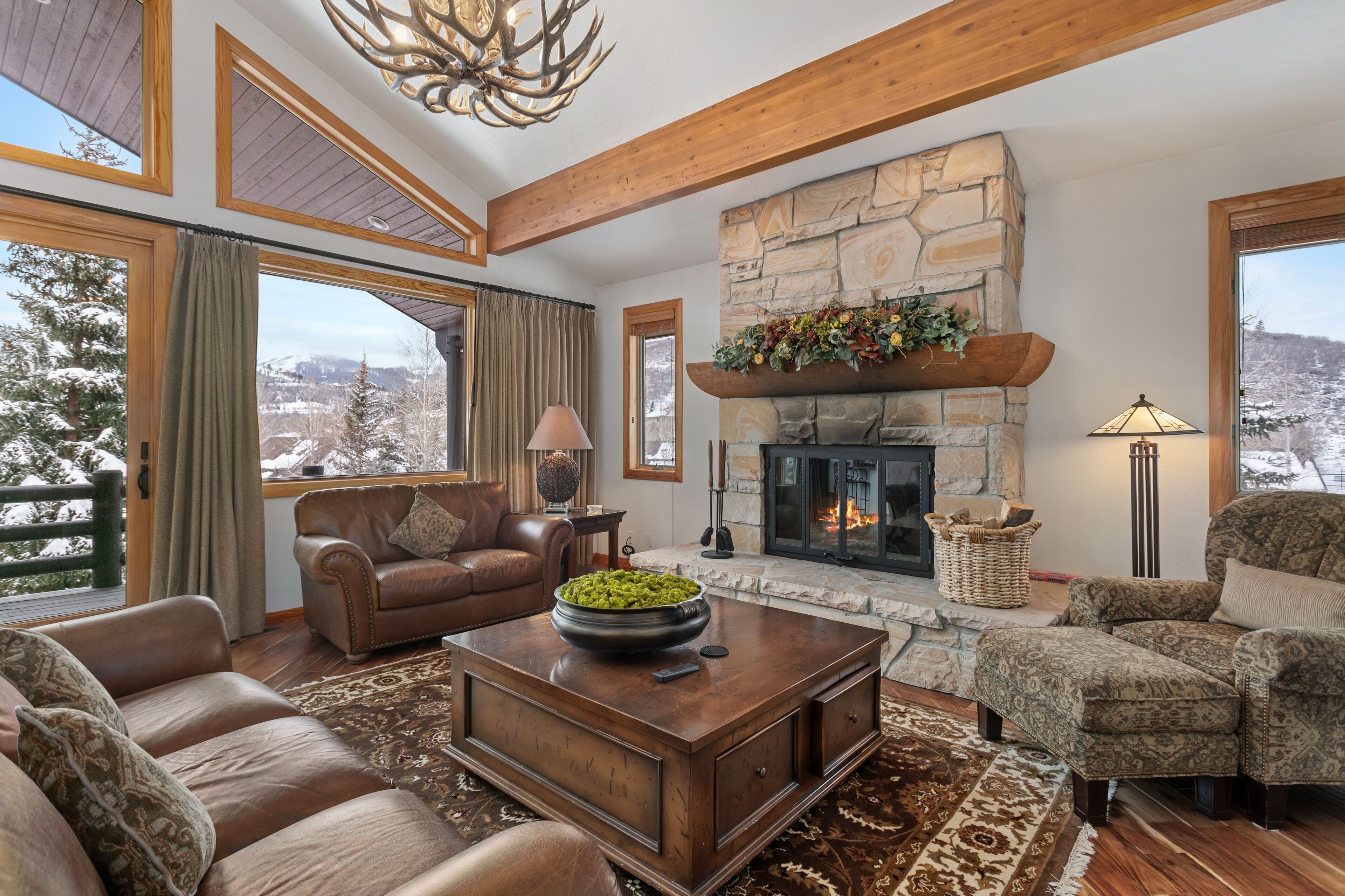 Condo, 4 phòng ngủ | Khu phòng khách | Smart TV 