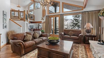 Condo, 4 phòng ngủ | Khu phòng khách | Smart TV