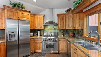 Condo, 4 Bedrooms | Private kitchen | Fridge, oven, coffee/tea maker, toaster