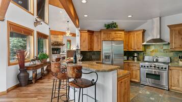 Condo, 4 phòng ngủ | Bếp riêng | Tủ lạnh, lò nướng, dụng cụ pha cà phê/trà, lò nướng bánh mì