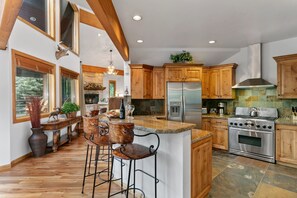 Apartment, 4 Schlafzimmer | Eigene Küche | Kühlschrank, Ofen, Wasserkocher mit Kaffee-/Teezubehör, Toaster