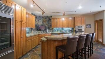 Condo, 4 Bedrooms | Private kitchen