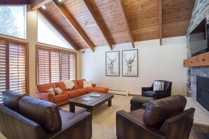 Appart'hôtel, 4 chambres | Coin séjour | TV connectée