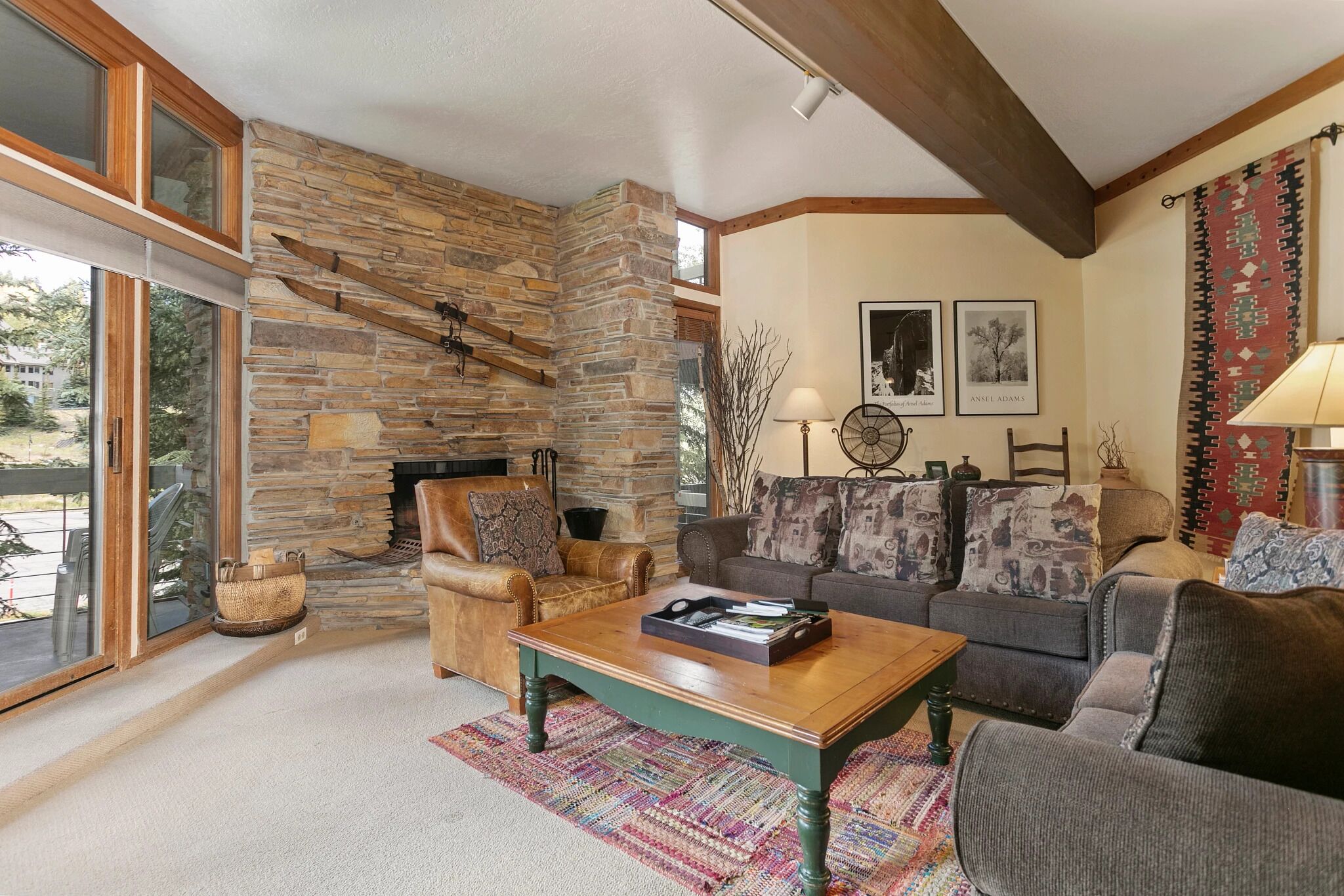 Condo, 2 phòng ngủ | Khu phòng khách | Smart TV 