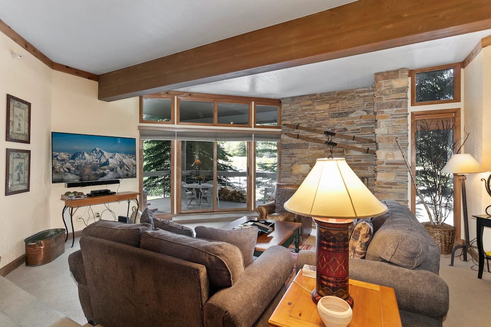 Powder Run at Deer Valley Resort - Two Bedroom Condo with Hot Tub #A13 2 Condo