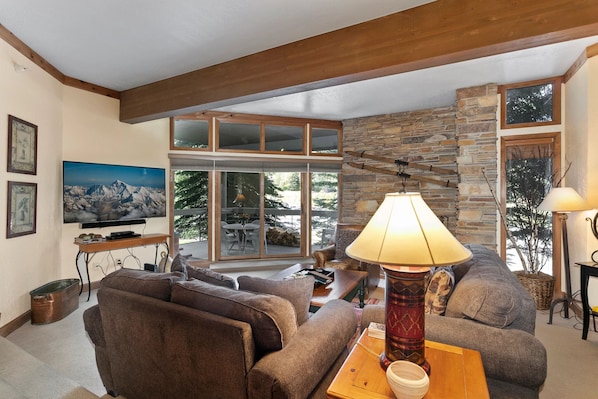 Living area - Powder Run at Deer Valley Resort - Two Bedroom Condo with Hot Tub #A13 2 Condo (Park City)