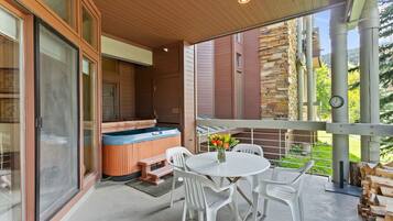 Condo, 2 phòng ngủ | Khu ẩm thực ngoài trời