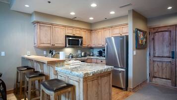 Condo, 1 Bedroom | Private kitchen | Fridge, oven, coffee/tea maker, toaster