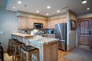 Condo, 1 Bedroom | Private kitchen | Fridge, oven, coffee/tea maker, toaster