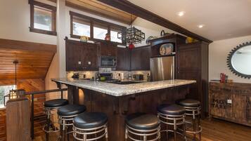 Apartment, 3 Schlafzimmer | Eigene Küche | Kühlschrank, Wasserkocher mit Kaffee-/Teezubehör, Toaster