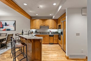 Apartment, 3 Schlafzimmer | Eigene Küche | Kühlschrank, Ofen, Wasserkocher mit Kaffee-/Teezubehör, Toaster