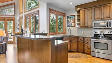 Condo, 3 Bedrooms | Private kitchen | Coffee/tea maker, toaster