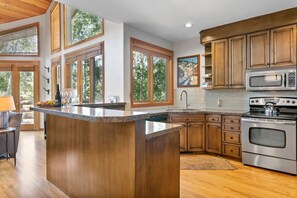 Appart'hôtel, 3 chambres | Cuisine privée | Cafetière/bouilloire, grille-pain