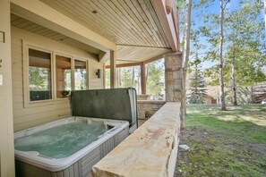 Appart'hôtel, 3 chambres | Bain à remous extérieur