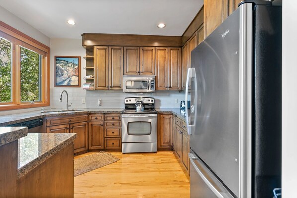 Condo, 3 phòng ngủ | Bếp riêng | Dụng cụ pha cà phê/trà, lò nướng bánh mì 