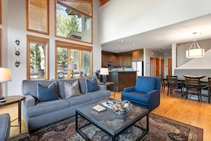 Appart'hôtel, 3 chambres | Coin séjour | TV connectée