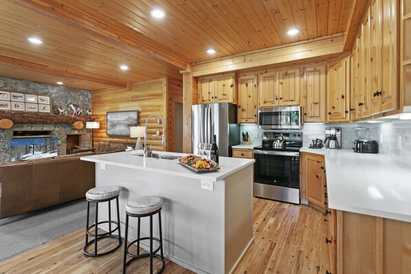 Condo, 3 Bedrooms | Private kitchen