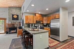 Appart'hôtel, 3 chambres | Cuisine privée | Réfrigérateur, four, cafetière/bouilloire, grille-pain
