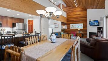 Condo, 2 Bedrooms | Dining