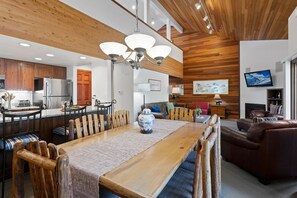 Condo, 2 Bedrooms | Dining