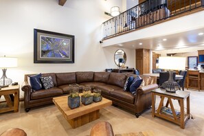 Appart'hôtel, 3 chambres | Coin séjour | TV connectée