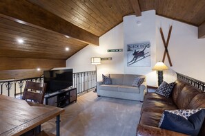 Condo, 3 Bedrooms | Living area