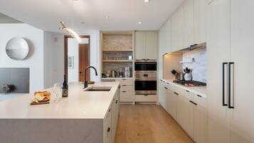 Condo, 3 Bedrooms | Dapur peribadi | Peti sejuk, ketuhar, pembancuh kopi/teh, pembakar roti