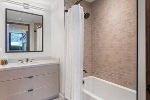 Condo, 3 habitaciones | Baño | Toallas y shampoo 