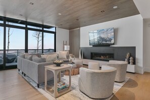 Condo, 3 habitaciones | Área de sala de estar | Smart TV 