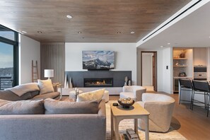 Condo, 3 habitaciones | Área de sala de estar | Smart TV 