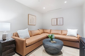 Condo, 3 phòng ngủ | Khu phòng khách | Smart TV 