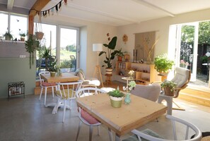 Apartment | Game room - Beautifully Styled Apartment (Bitgummole)