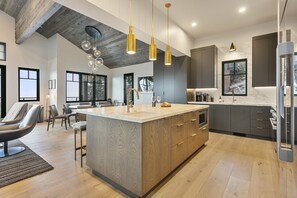 Condo, 6 Bedrooms | Interior