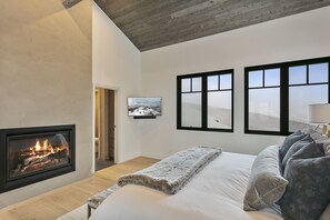 Condo, 6 Bedrooms | 6 bedrooms, iron/ironing board, free WiFi