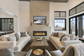 Condo, 6 Bedrooms | Living area | Smart TV