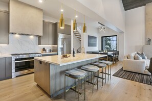 Condo, 6 Bedrooms | Private kitchen | Fridge, oven, coffee/tea maker, toaster