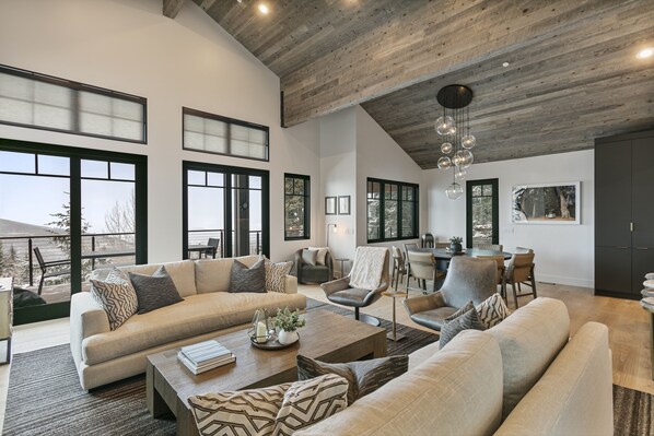 Condo, 6 habitaciones | Área de sala de estar | Smart TV 