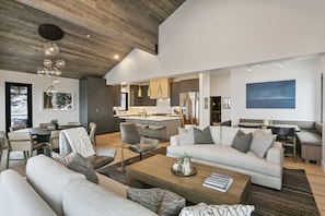Condo, 6 Bedrooms | Living area | Smart TV