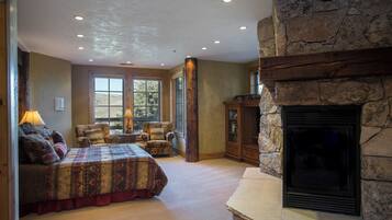 Condo, 4 Bedrooms | Living area | Smart TV