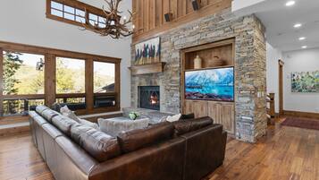 Condo, 4 habitaciones | Área de sala de estar | Smart TV