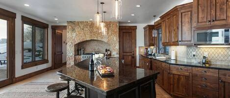 Maison, 5 chambres | Cuisine privée | Four, cafetière/bouilloire, grille-pain